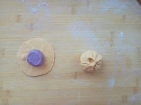 南瓜面皮做外皮，紫薯做馅，包好收口。