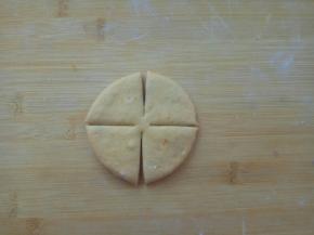 收口朝下，切十字刀。