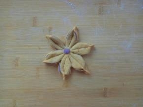 相邻两瓣扭向里，在朝外的顶部捏住。