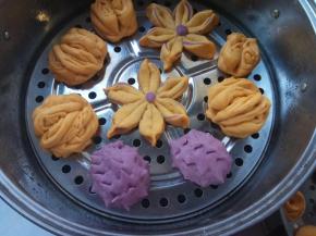 冷水下锅，隔水蒸15分钟。