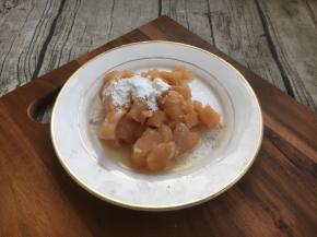 鸡肉里放少许白胡椒粉、1勺料酒、少许盐、1勺淀粉，把它们抓匀。