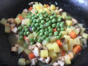 放入豌豆，煮约5分钟左右。