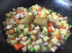 放入2块咖喱块，把咖喱块埋在汤，这样咖喱块融化的快些。