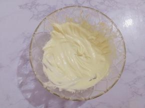 黄油室温软化，打发至体积微膨大