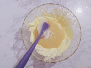 再倒入炼奶和盐