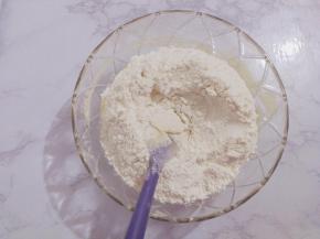 再倒入低筋面粉