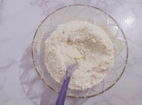 再倒入低筋面粉