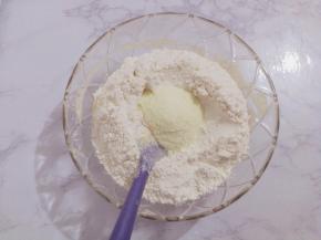 倒入奶粉搅拌均匀