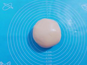 把面团揉至光滑即可