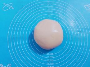 把面团揉至光滑即可