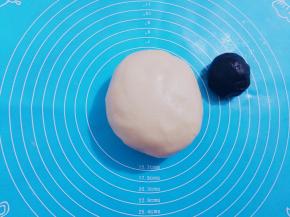 因加入可可粉，可可面团比较干硬，需揉至均匀