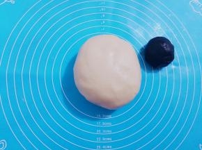 因加入可可粉，可可面团比较干硬，需揉至均匀