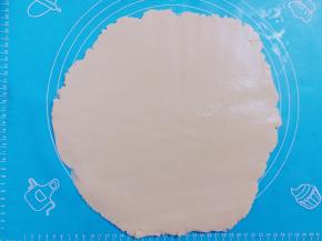 把白面团擀成薄厚均匀的面皮