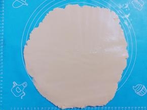 把白面团擀成薄厚均匀的面皮