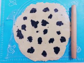 再用擀面杖擀平面皮