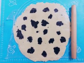 再用擀面杖擀平面皮