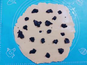 在擀好的面皮上，放入大小不等的可可面团