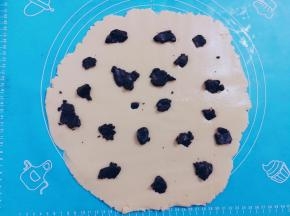 在擀好的面皮上，放入大小不等的可可面团