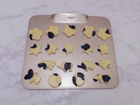 取印模压制出自己需要图形，再小心的移动到烤盘中