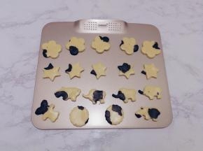 取印模压制出自己需要图形，再小心的移动到烤盘中