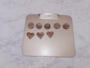 烤箱预热165度，中层，上下火，烤制15分钟
剩余的面皮再揉至刮光滑，就是大理石饼干了