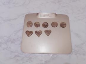 烤箱预热165度，中层，上下火，烤制15分钟
剩余的面皮再揉至刮光滑，就是大理石饼干了