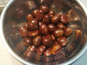 栗子用清水加盐洗净，盐有一定的消毒作用，并可将表面的绒毛洗得更干净，然后沥干水。