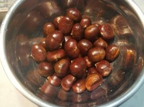 栗子用清水加盐洗净，盐有一定的消毒作用，并可将表面的绒毛洗得更干净，然后沥干水。