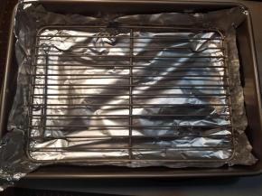 准备烤盘跟烤网，在烤网底部垫一张锡纸。