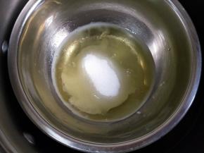 蛋清中加入细砂糖。