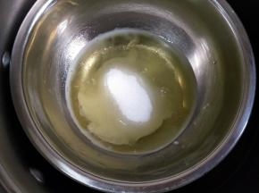 蛋清中加入细砂糖。
