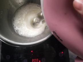 坐入热水中用打蛋器低速打发，加热至50度左右，取出。