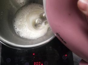 坐入热水中用打蛋器低速打发，加热至50度左右，取出。