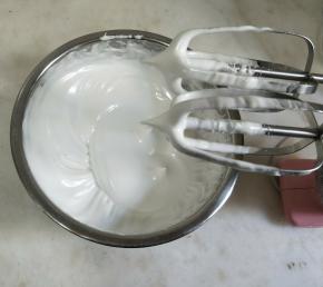 打至蛋白霜能拉出小尖角即可，打好的蛋白霜表面很有光泽。