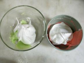 再将剩下的蛋白霜分四份加入可可、草莓、苹果粉中，还有一份是白色，分别拌匀。