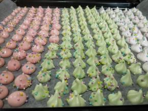 表面撒上糖珠。