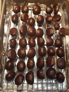 然后依次把所有栗子处理好，平铺码在烤网上。