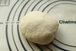 面团材料活成光滑面团，醒发半个小时。