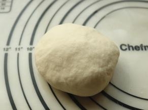 面团材料活成光滑面团，醒发半个小时。