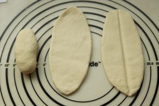 面团搓成长条，按扁，擀成片状，中间用筷子压出痕迹来。