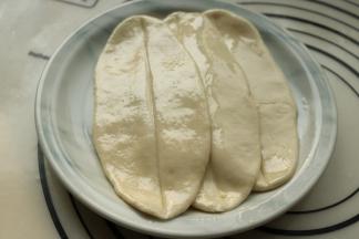 面片两面抹油，醒发1个小时以上。