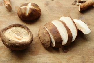 香菇切厚片，留一个小的表面打花刀，做装饰用。