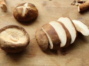 香菇切厚片，留一个小的表面打花刀，做装饰用。