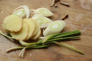 葱姜切片，香菜根切段待用。