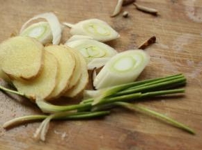 葱姜切片，香菜根切段待用。