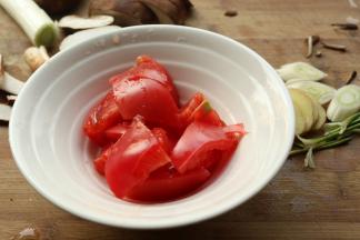 西红柿切块。