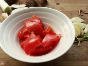 西红柿切块。