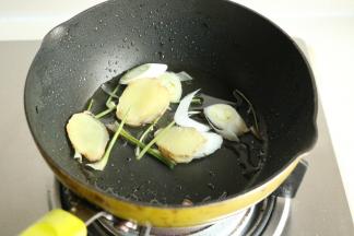 炒锅放油，下入姜片葱段和香菜根炒香。