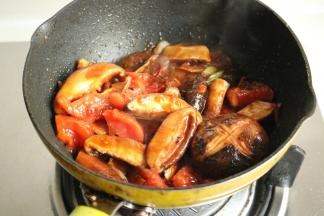 超软后加五香粉和盐，以及适量生抽调味。