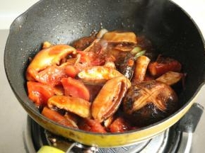 超软后加五香粉和盐，以及适量生抽调味。